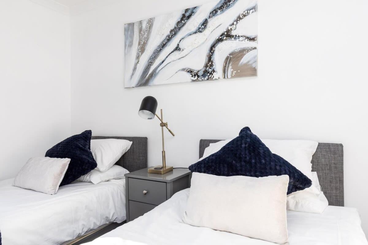 Вилла 19A The Broadwalk - Cozy 1Br In The Heart Of Crawley Near Gatwick Airport Great For Contractors And Flight Crew Students Экстерьер фото