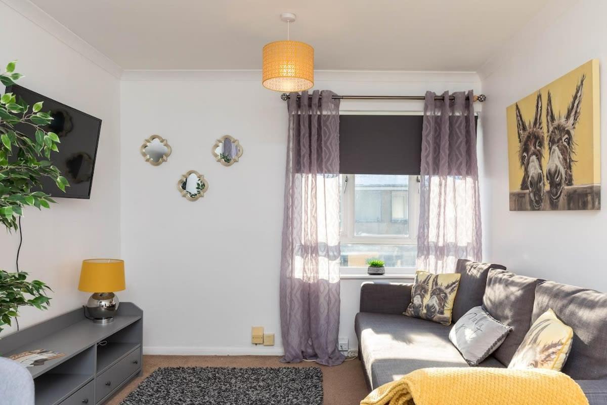 Вилла 19A The Broadwalk - Cozy 1Br In The Heart Of Crawley Near Gatwick Airport Great For Contractors And Flight Crew Students Экстерьер фото