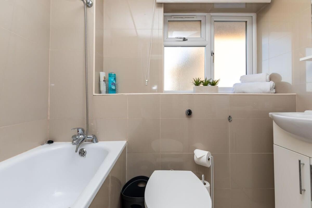 Вилла 19A The Broadwalk - Cozy 1Br In The Heart Of Crawley Near Gatwick Airport Great For Contractors And Flight Crew Students Экстерьер фото