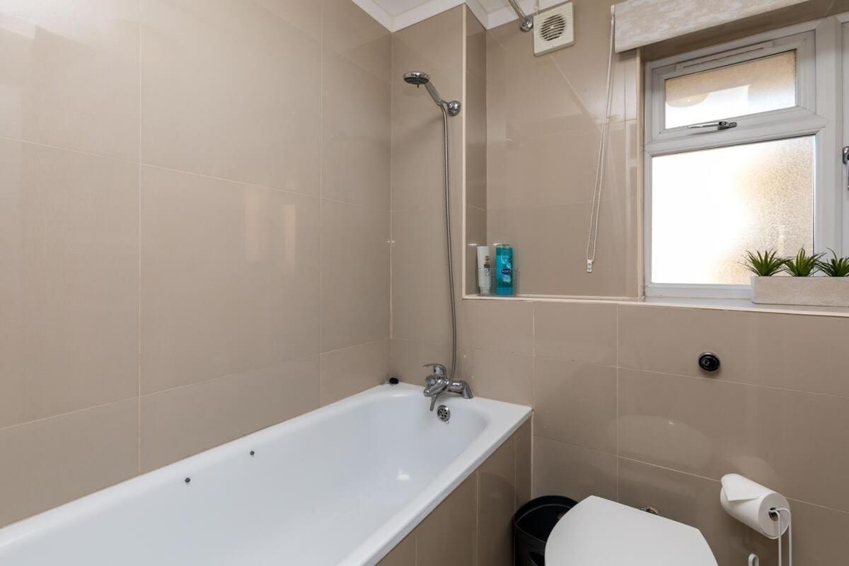 Вилла 19A The Broadwalk - Cozy 1Br In The Heart Of Crawley Near Gatwick Airport Great For Contractors And Flight Crew Students Экстерьер фото