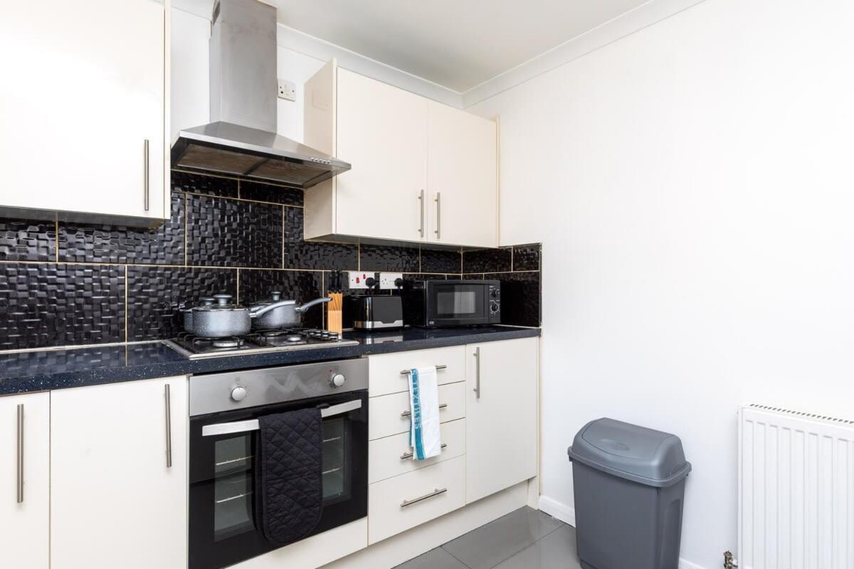 Вилла 19A The Broadwalk - Cozy 1Br In The Heart Of Crawley Near Gatwick Airport Great For Contractors And Flight Crew Students Экстерьер фото