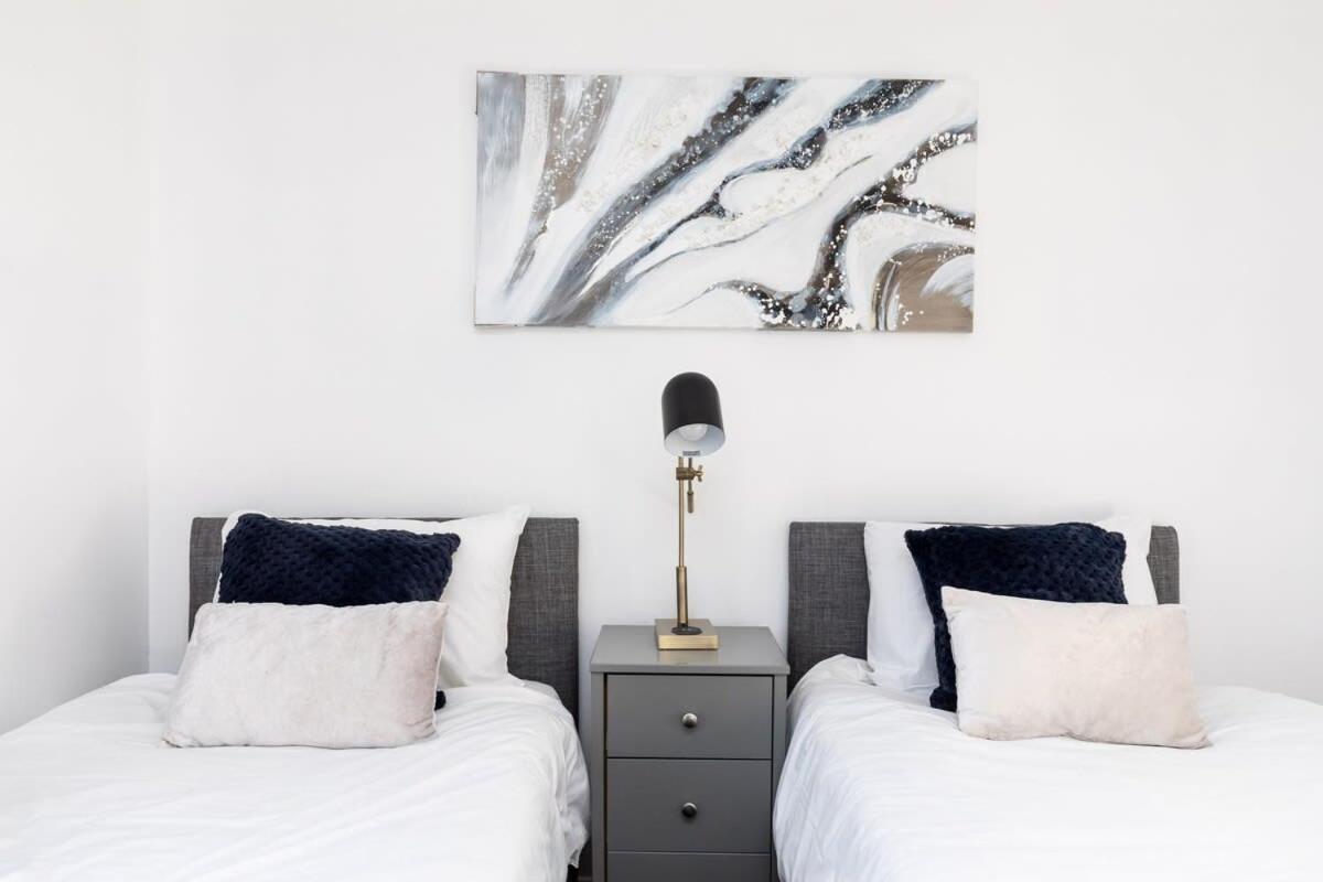Вилла 19A The Broadwalk - Cozy 1Br In The Heart Of Crawley Near Gatwick Airport Great For Contractors And Flight Crew Students Экстерьер фото