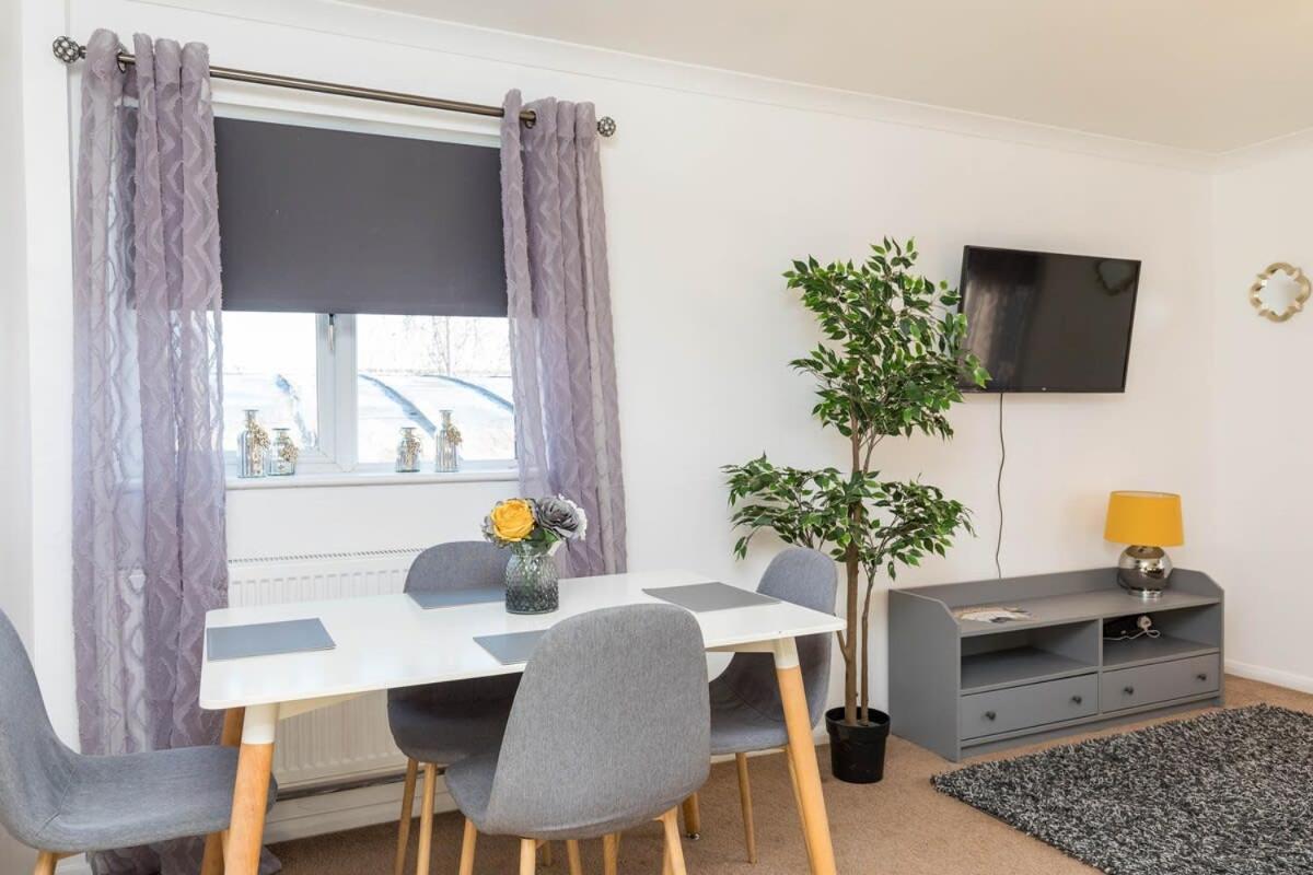 Вилла 19A The Broadwalk - Cozy 1Br In The Heart Of Crawley Near Gatwick Airport Great For Contractors And Flight Crew Students Экстерьер фото