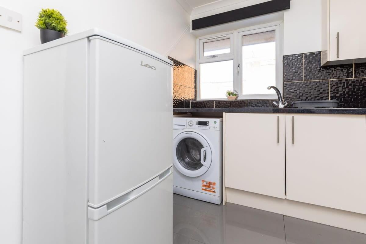 Вилла 19A The Broadwalk - Cozy 1Br In The Heart Of Crawley Near Gatwick Airport Great For Contractors And Flight Crew Students Экстерьер фото