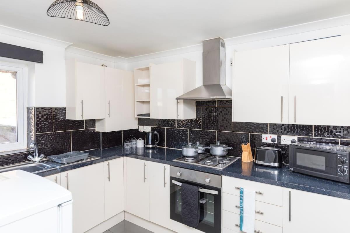 Вилла 19A The Broadwalk - Cozy 1Br In The Heart Of Crawley Near Gatwick Airport Great For Contractors And Flight Crew Students Экстерьер фото