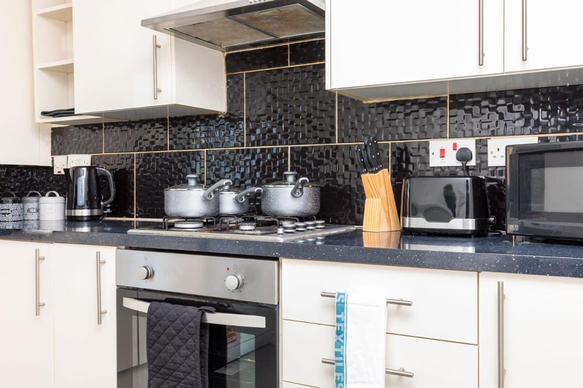 Вилла 19A The Broadwalk - Cozy 1Br In The Heart Of Crawley Near Gatwick Airport Great For Contractors And Flight Crew Students Экстерьер фото